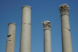 kolonner i perge gammal stad i antalya, turkiye foto