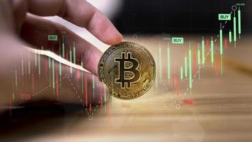 hand Rör bitcoins som del av företag nätverk. bitcoin kryptovaluta begrepp och virtuell finansiell Diagram diagram, digital symbol av ny virtuell valuta. kryptovaluta handel, utbyta, kontanter foto