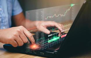 affärsman analyserar forex handel Graf finansiell data. företag finansiera bakgrund. stock marknadsföra investering medel och digital tillgångar. digital marknadsföring teknologi. foto