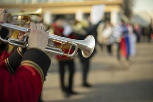 orkester med vind instrument. trumpetare i ceremoniell uniformer. foto