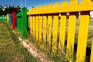 färgrik trä- staket av en lekplats. horisontell bild. foto