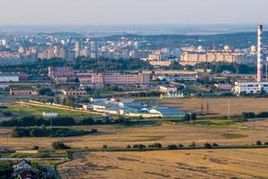 antenn panorama- se från en bra höjd av en små provinsiell stad med en privat sektor och höghus lägenhet byggnader foto