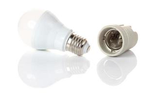 ledde energibesparande glödlampa på vitt