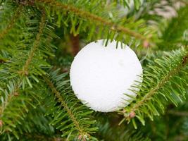 vit plast boll på jul träd foto