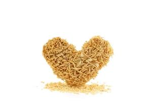 omedelbar spaghetti hjärtformade isolerat på vit bakgrund rå spaghetti eller snabb kokta mat pasta eller snabb mat asiatisk japansk kinesisk foto