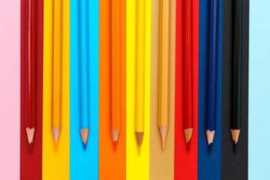 en uppsättning av färgad pennor på en färgrik bakgrund. grupp av färgad trä- foto