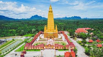 en flygfoto över ett stort tempel i thailand som är vackert och ett mycket populärt turistmål. wat bang tong, krabi-provinsen, thailand foto