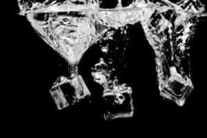 is kuber i vatten med bubblor på svart bakgrund foto