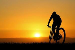 silhuetter av Cyklar och cyklister resa begrepp och övning förbi cykel foto
