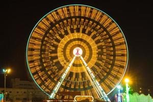nöjespark på natten - pariserhjul