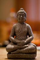 buddha miniatyrstaty med bokehbakgrund.