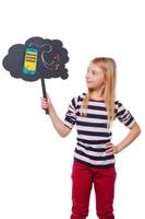 drömma handla om ny smart telefon. flicka innehav trodde bubbla med dragen smart telefon och ser på den medan stående mot vit bakgrund foto