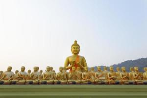 många buddha staty under blå himmel i templet, nakornnayok, thail foto