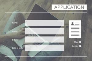 tillämpa nu. närbild topp se av man arbetssätt på bärbar dator med digitalt sammansatt Ansökan form över den foto