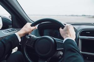 kör försiktigt stänga upp av man förvaring händer på de styrning hjul medan körning en bil foto