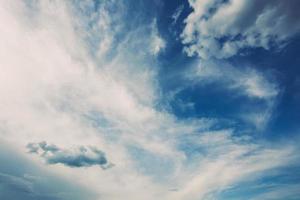blå himmel bakgrund med vita moln foto