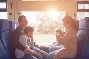 familj med två liten barn njuter tåg resa tillsammans foto