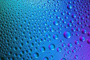 färgglada droppar vatten foto