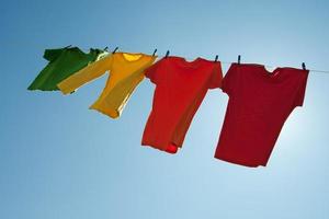 färgglada kläder som hänger för att torka i den blå himlen