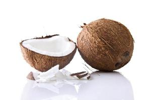 kokosnötter - hela och halverade