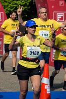 ny delhi, Indien - oktober 16 2022 - vedanta delhi halv maraton lopp efter covid i som maraton deltagarna handla om till korsa de Avsluta linje, delhi halv maraton 2022 foto