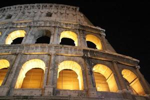 colosseum på natten foto