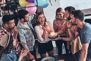 så överraskad topp se av Lycklig människor fira födelsedag bland vänner och leende medan har en middag fest foto