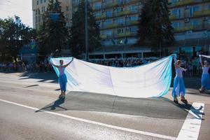 dnipro, ukraina - 09.11.2021 medborgare fira stad dag. rullskridskor dansare vinka de flagga. foto