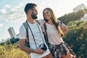 skön ung kärleksfull par fattande och leende medan utgifterna tid utomhus foto