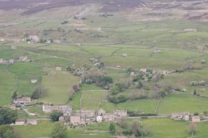 en yorkshire dales by med kullar och fält foto