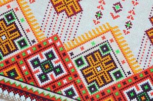 traditionell ukrainska folk konst stickat broderi mönster på textil- tyg foto