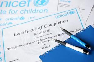 ternopil, ukraina - Maj 2, 2022 volontär- certifikat av komplettering från unicef - förenad nationer programm den där tillhandahåller humanitär och Utvecklandet bistånd till barn foto