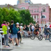 defocused bild av en massa av människor med bmx Cyklar. möte av fläktar av extrem sporter foto