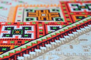 traditionell ukrainska folk konst stickat broderi mönster på textil- tyg foto