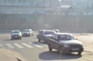 suddig landskap av motorväg med bilar i dimmig morgon- foto