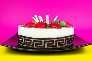jordgubb kaka med vanilj grädde foto