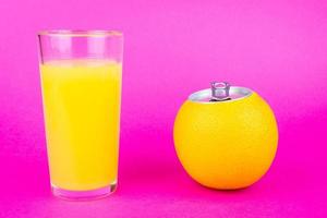 orange juice på rosa bakgrund foto