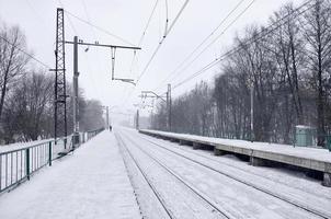 järnväg station i de vinter- snöstorm foto