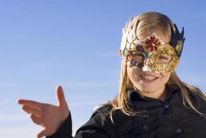 blondiner flicka med venezianischer maske foto