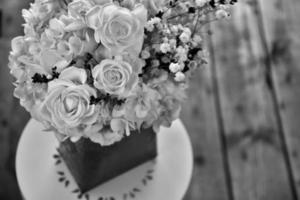 vit ros och hortensia bukett - svartvit bild