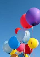mångfärgade ballonger foto