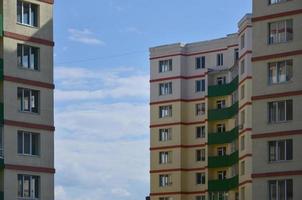 ny eller nyligen avslutad flera våningar bostads- byggnad med fönster och balkonger. ryska typ av hus byggnad foto