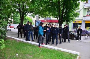 Kharkov, ukraina - Maj 17, 2017 ukrainska poliser vem förse säkerhet till HBTQ aktivister och skydda dem från attacker förbi kharkovs nazisterna och ultraljud foto