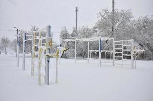 kharkiv. ukraina - april 4, 2017 oväntat snabb Ramla ut av snö i april på de kharkov gator foto