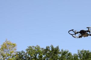 Drönare med Foto kamera ta av från landa och flygande för ta antenn Foto