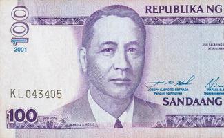 manuel en roxas på 100 piso filippinerna pengar räkningen stänga upp fragment foto