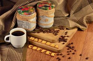 naturlig kaffe. kaffe kopp och en text, sammansatt av crackers foto