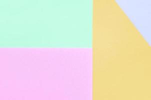 textur bakgrund av mode pastell färger. rosa, violett, orange och blå geometrisk mönster papper. foto