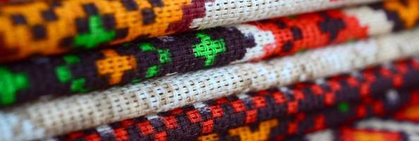 stack av traditionell ukrainska folk konst stickat broderi mönster på textil- tyg foto