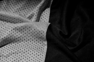 sport Kläder tyg textur bakgrund. topp se av grå polyester nylon- trasa textil- yta. mörk foto
